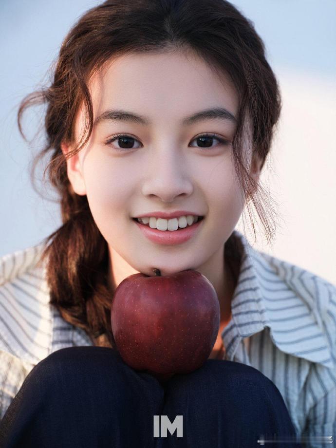 赵钰琪七七首本杂志七七时尚表现力 首本杂志就惊艳全场！七七镜头前自信又灵动，每一