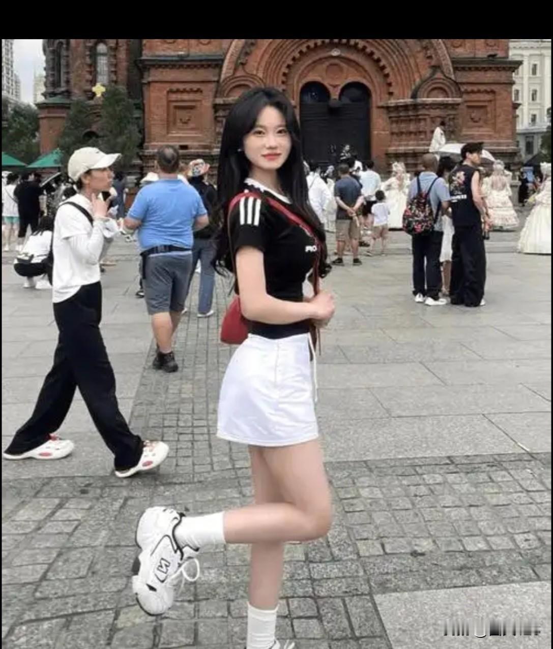 其实，东北美女在国内来说，也是佼佼者了，数一数二了，会打扮，皮肤白，身材比例恰到