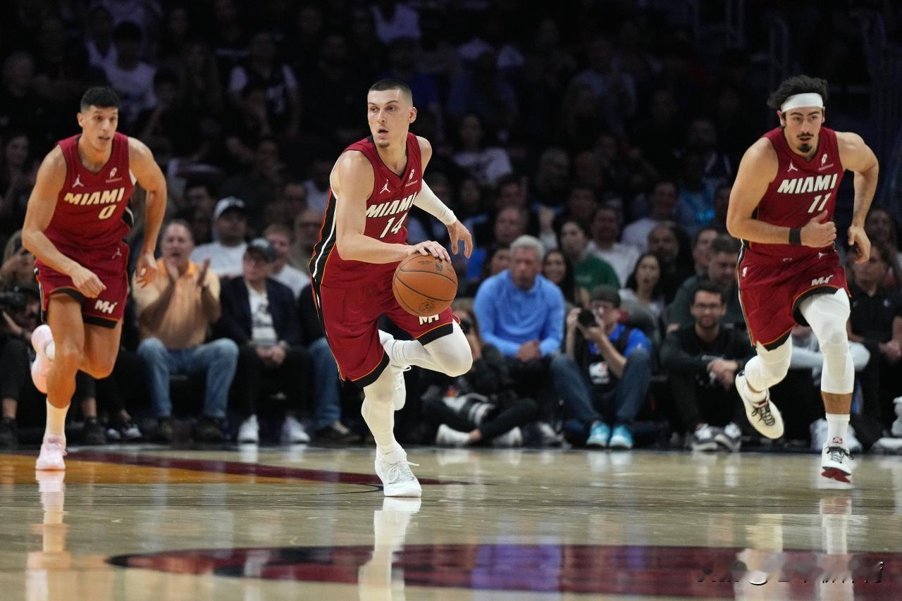 热火这首发阵容也太矮了！
在希罗复出后，热火主教练遇到了一个难题，首发阵容该如何