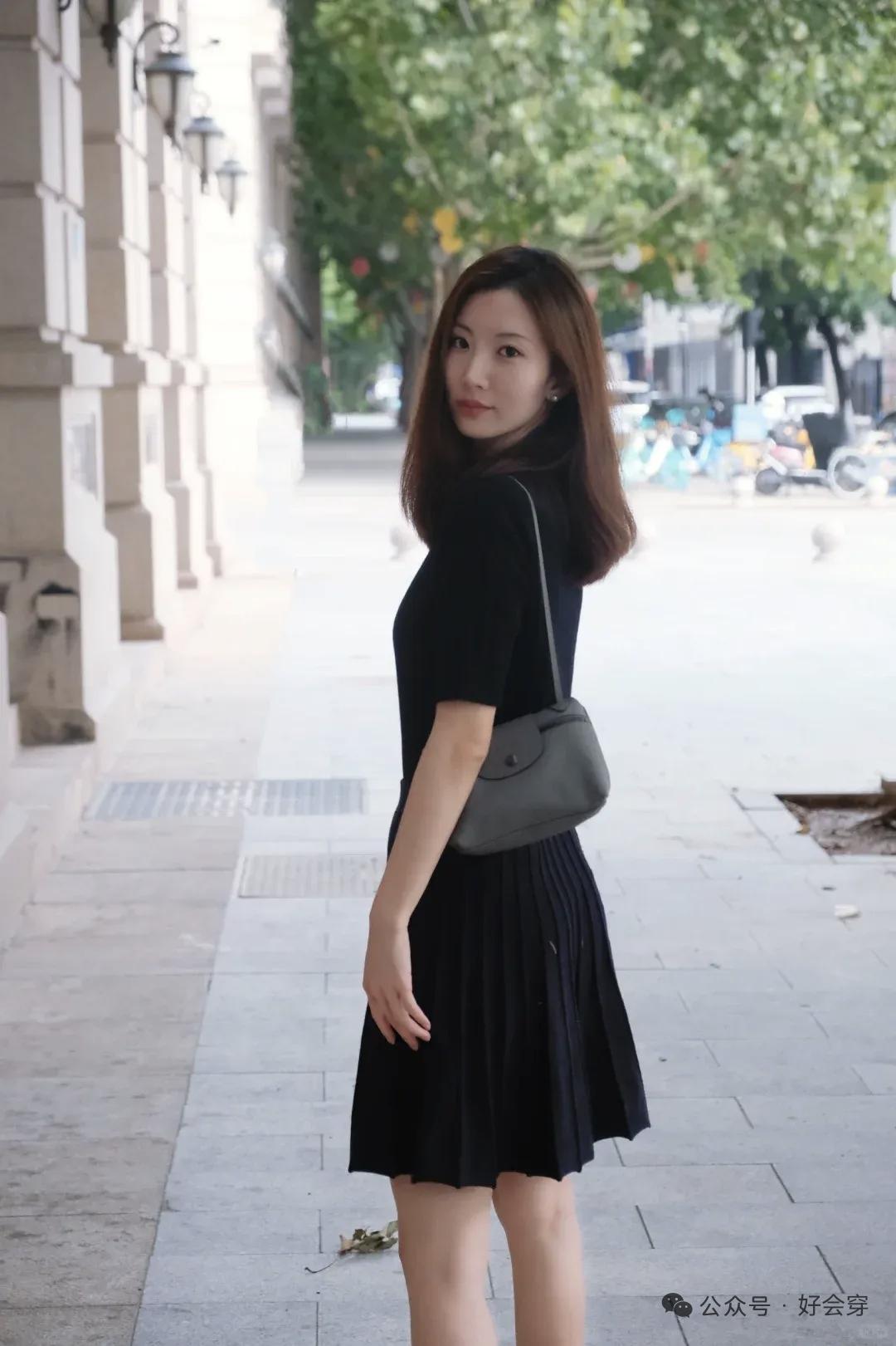 一个女孩站在街上，回头微笑。