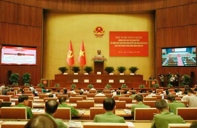 今非昔比。梁强和范明政退休后，首次参加公开活动！

越南在河内举行研究、学习、贯