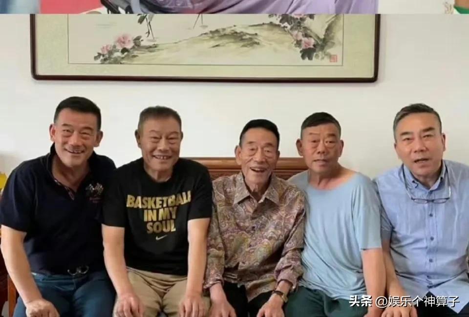 都说相由心生！看到杨少华父子合照，长子杨威给人感觉老实淳朴
杨少华去世以后，网上