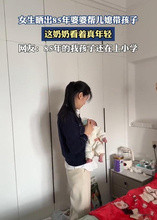 不知道还以为是孩子妈妈呢！安徽，女子一边抱着婴儿一边喂奶，从外观条件来看，还以为