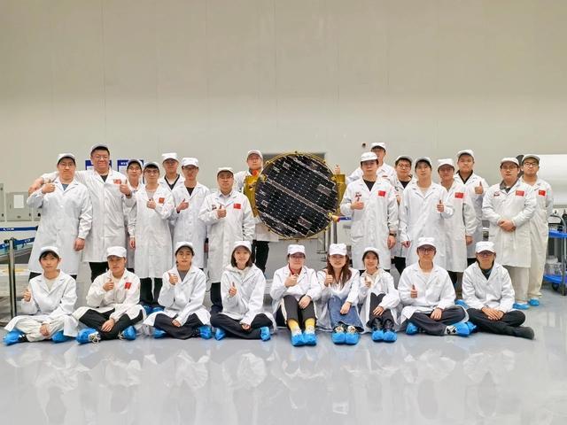 美国大学生还在弄火箭模型，中国大学生直接把飞碟送进轨道了！哈工大22岁团队用不到