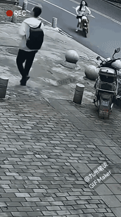小姐姐：快告诉我刹车在哪里？刹车在哪里？刹车在哪里？
小姐姐基本告别骑电动车了！