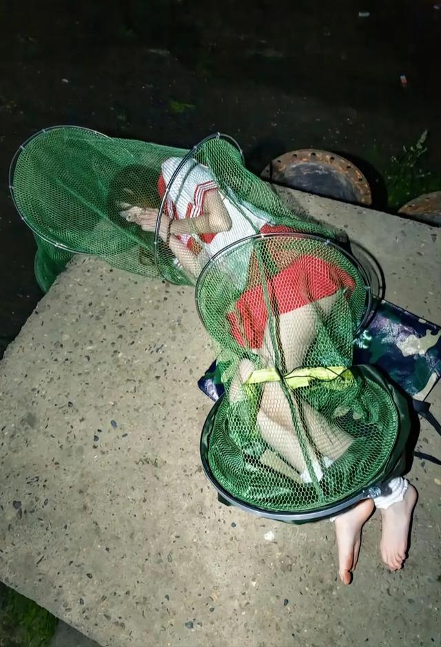 “渔夫的夜晚，收获满满！”🎣🐟🌙渔夫捕鱼 撒网渔夫