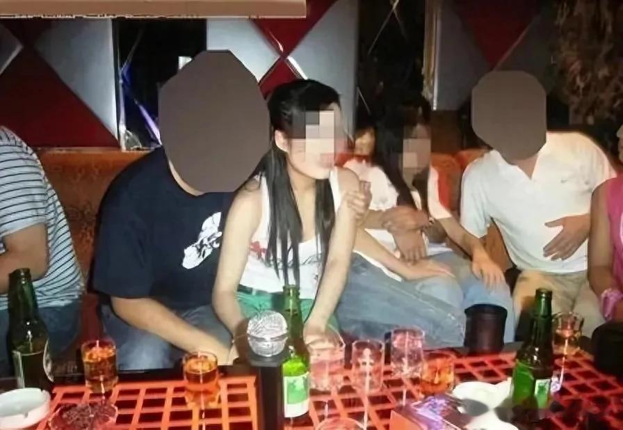 结婚后，李因长期单身、枯燥的夫妻生活产生了一点叛逆的想法，与妻子沟通后，两人一拍