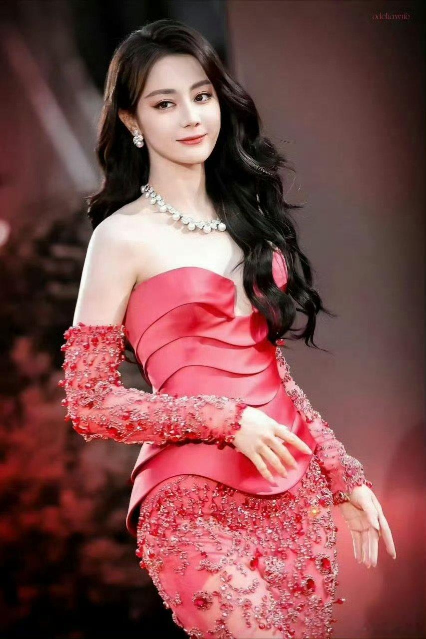 迪丽热巴女王出场迪丽热巴又来统治红毯了谁懂迪丽热巴红毯的杀伤力！抹胸鱼尾裙贴合身