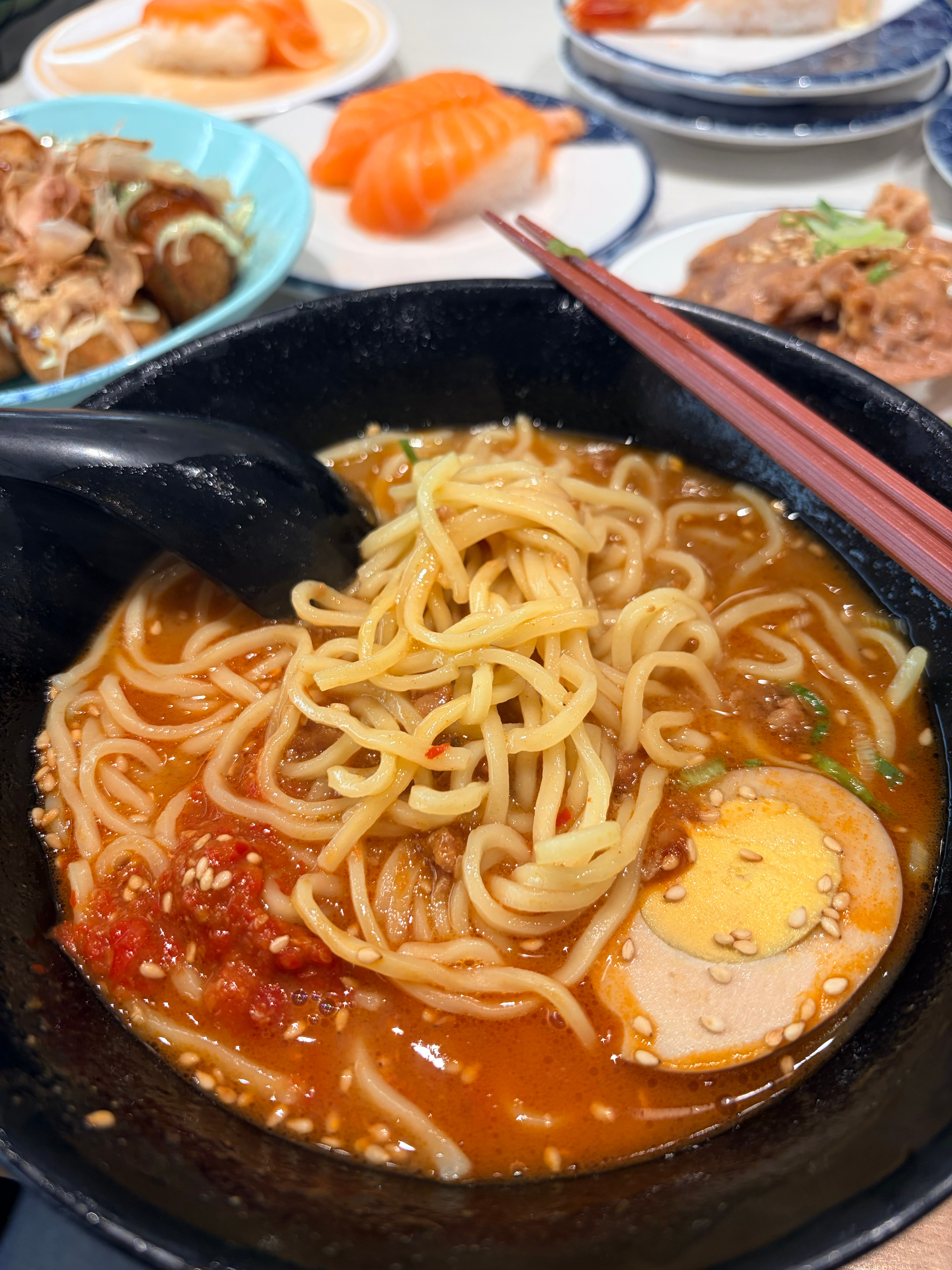 我就这样继续在寿司🍣店里吃拉面🍜[么么哒] ​​​