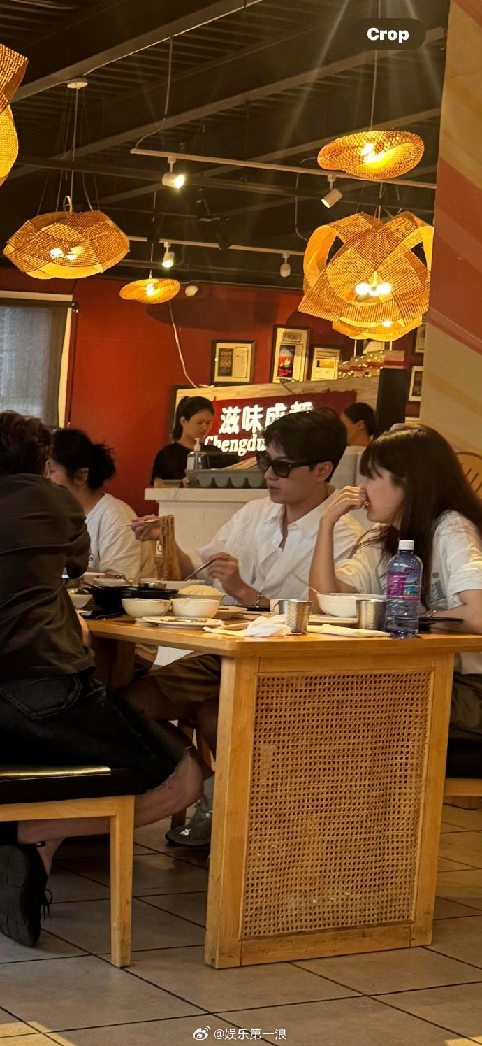 夏威夷川菜店偶遇杨洋 有网友在夏威夷川菜店偶遇了杨洋！ ​​​​