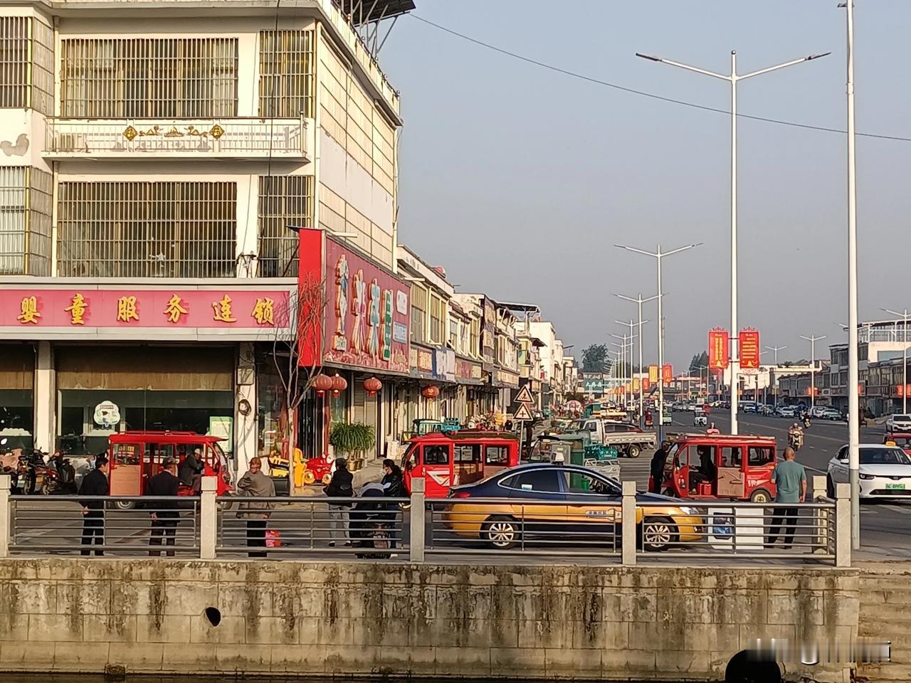 江苏邳州，给公交公司提个建议，红旗5路公交车，历来往市区发车时间是早上七点，现在