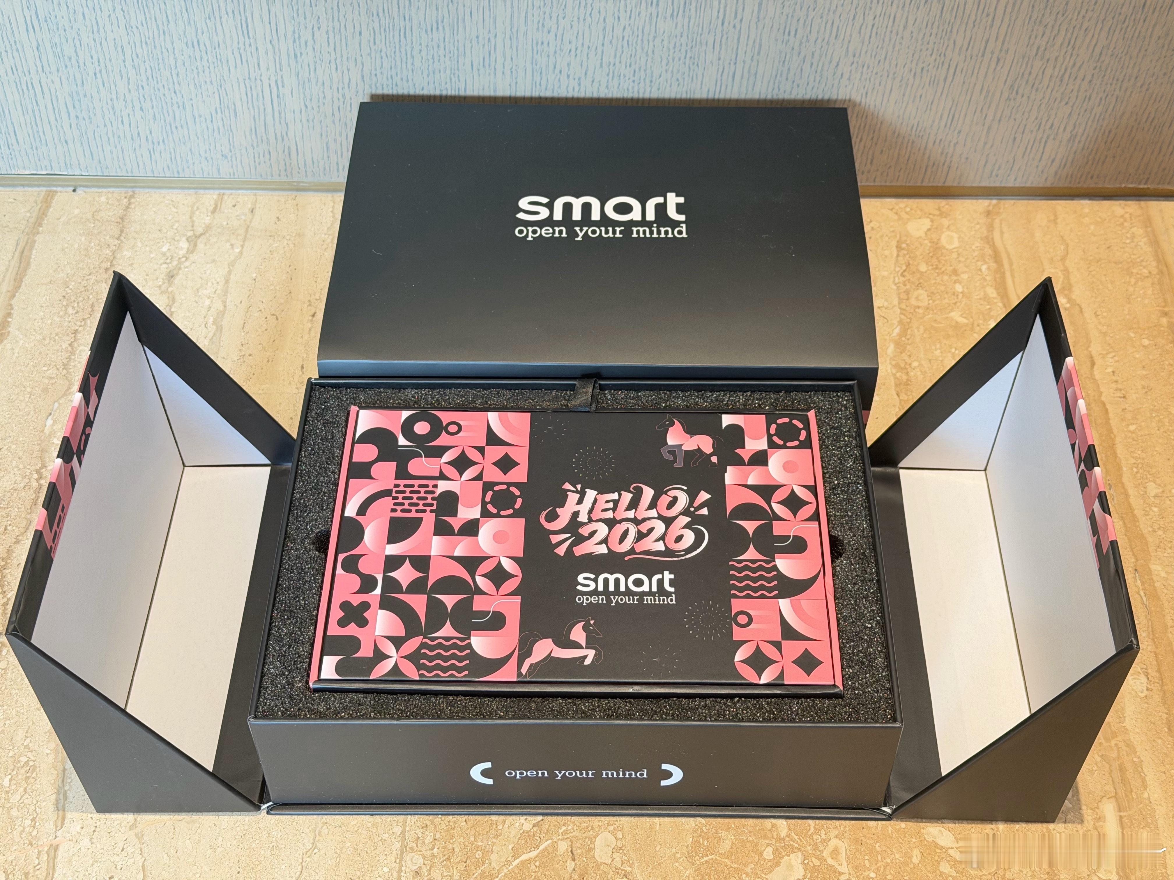 今天给大家抽一个smart台历～仅限铁粉中间哟！（评论就有机会中！）静静宠粉来啦