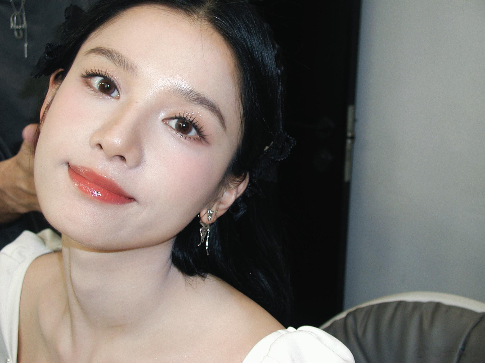 张婧仪怼脸随拍四宫格~状态满分，已被美晕了，周五快乐~[比耶] ​​​