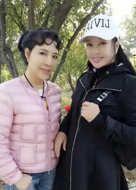 75岁的“不老传说”刘晓庆，最近被一则外网“死讯”推上了风口浪尖。

面对亲人的