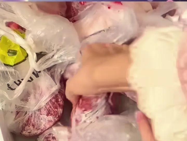 冰箱冻肉久放舍不得丢，为省几十块赌上健康，真的值得吗？
 很多人冰箱里的冻肉放了
