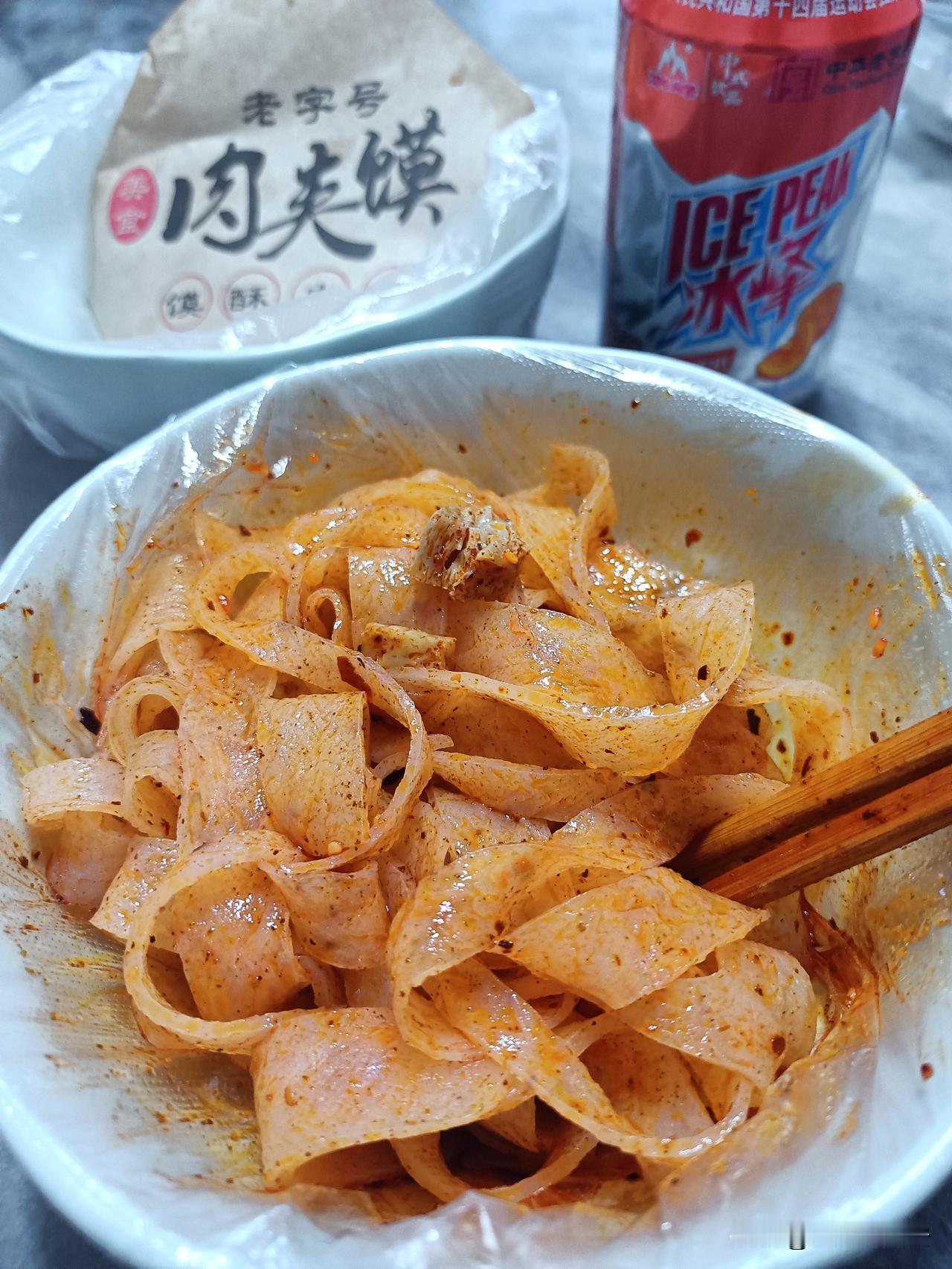 肉夹馍+擀面皮+冰峰=西安人观光旅游快餐标配。对不对啊？
晒图笔记大赛 晒出今日