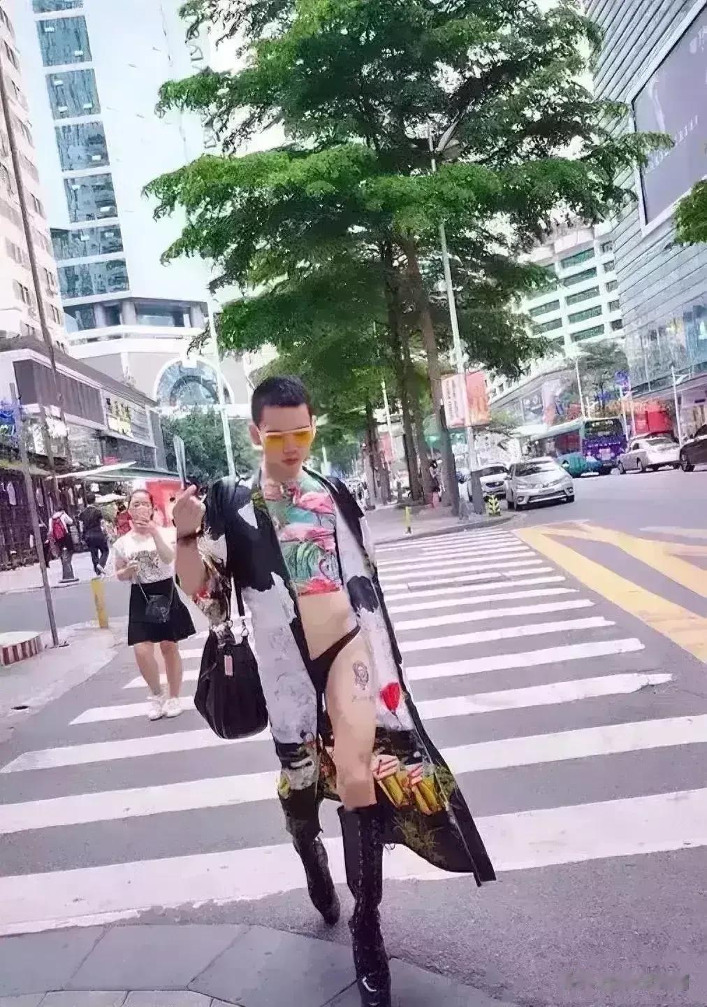 男人这种穿着真的好看吗？大白天走在大街上，可以说是回头率百分百，但是男人穿着还是