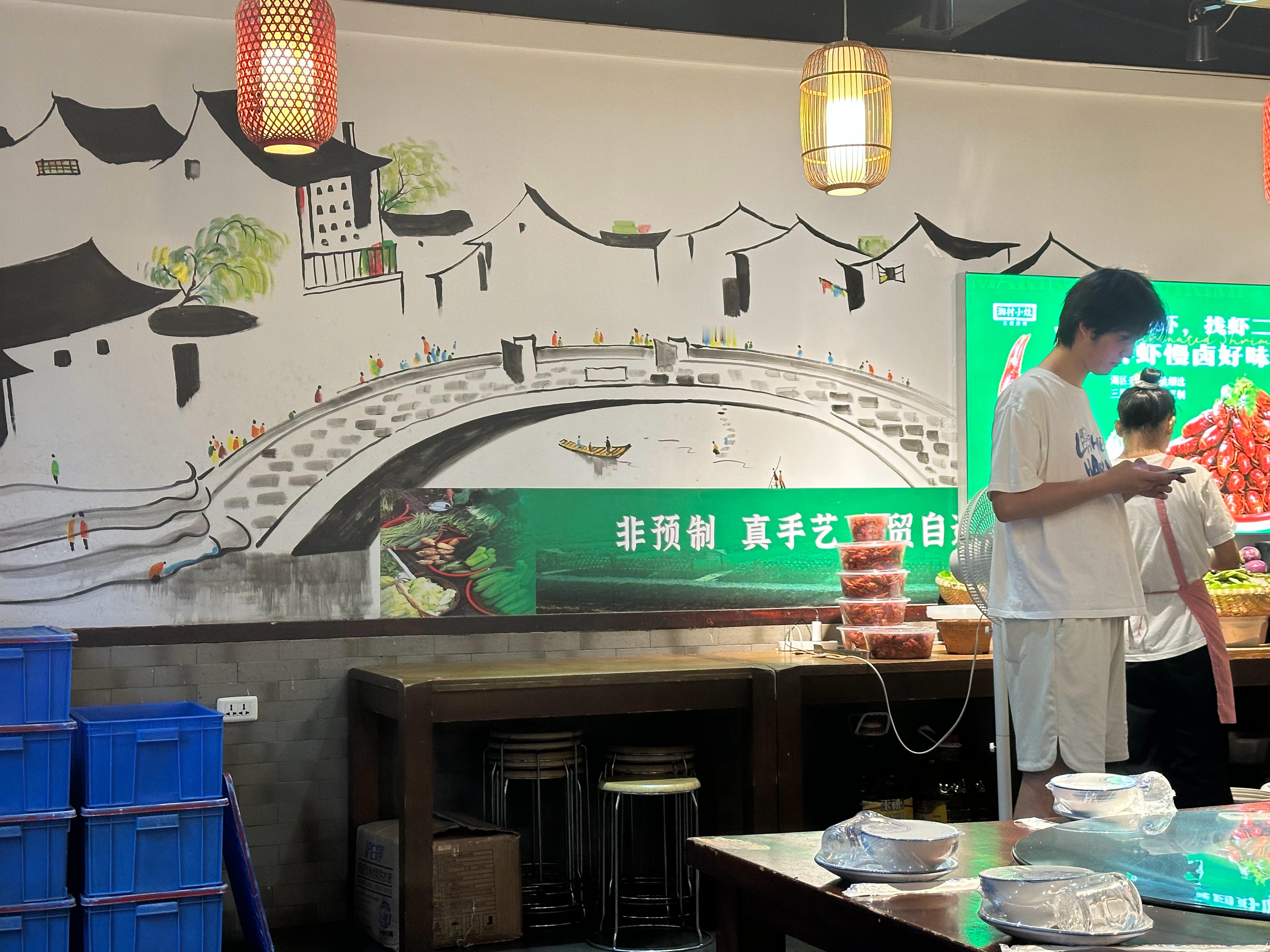 这几年，太多饭店都贴出了一个声明：非预制。这其实可以理解为，有厨师饭店，对一度靠