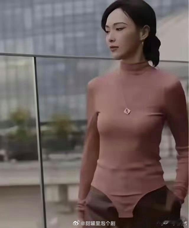 近日看到唐嫣的一组造型，连体衣的下摆似乎没有妥善处理，直接露在裙子外面，视觉上稍