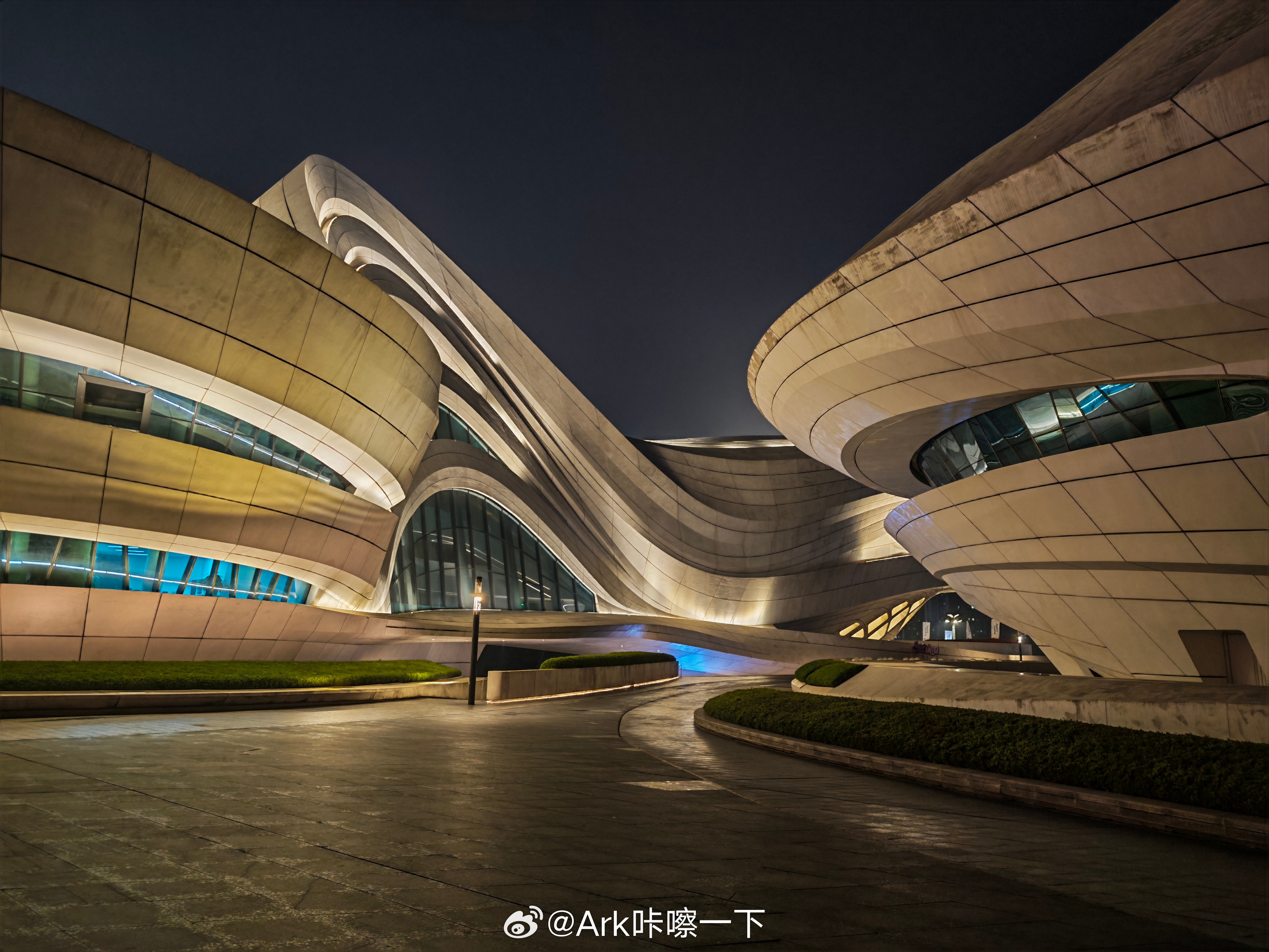 今晚住在了梅溪湖旁边的金茂酒店，虽然不是长沙人，但我之前来长沙也来这里好几次了，