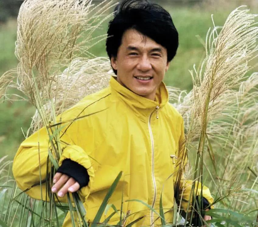 1992年，成龙凭借一部戏的片酬就达到了3000万，资产过亿。 然而，他并不吝啬