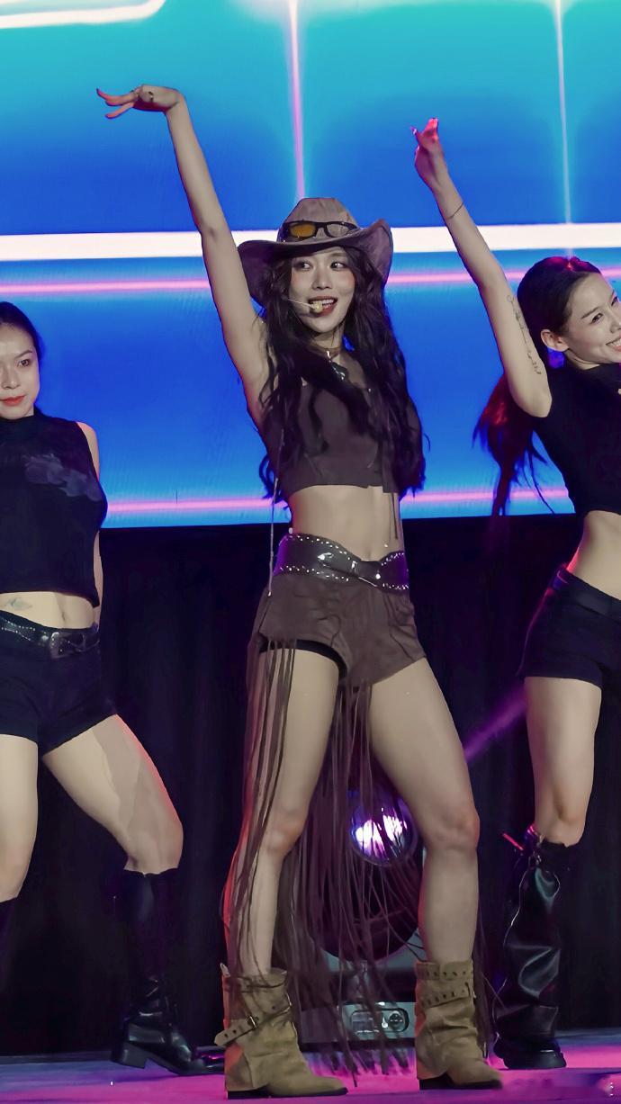 刚刷完回放，王霏霏舞台细节太绝！连眨眼都卡着鼓点，这舞台表现力直接拉满，不愧是全