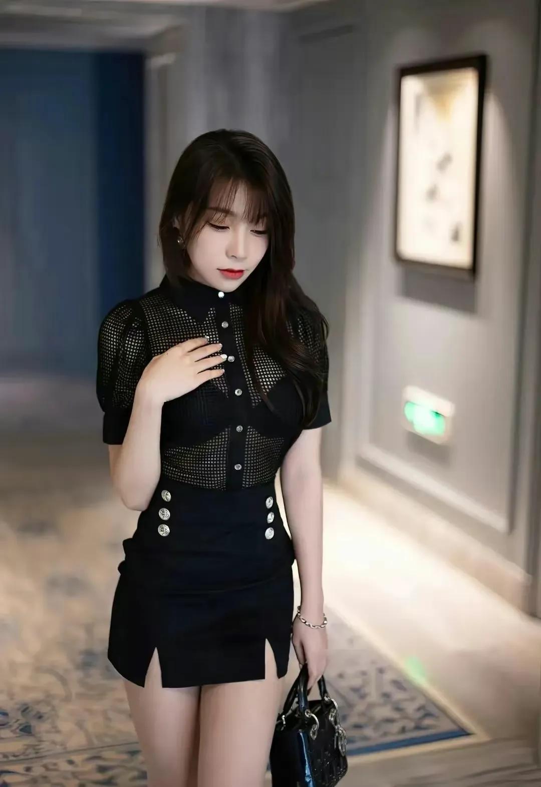 美女芝芝，一身黑色，黑衣黑裙，长白大腿，灰色紧身牛仔裤。美出天际