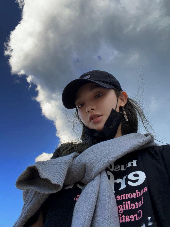 彭小苒走红毯前喝豆汁原来彭小苒走红毯前是这个状态，喝豆汁也太接地气，好感直接拉满