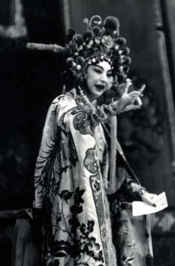 1966年9月，“京剧皇后”言慧珠自缢前，她拉着11岁的儿子跪在丈夫俞振飞跟前嘱