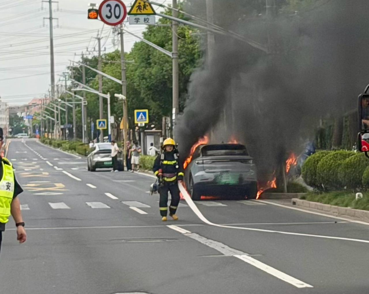 【一零跑C11被曝碰撞后起火?】据新京报爆料，9月18日一零跑C11在发生碰撞后