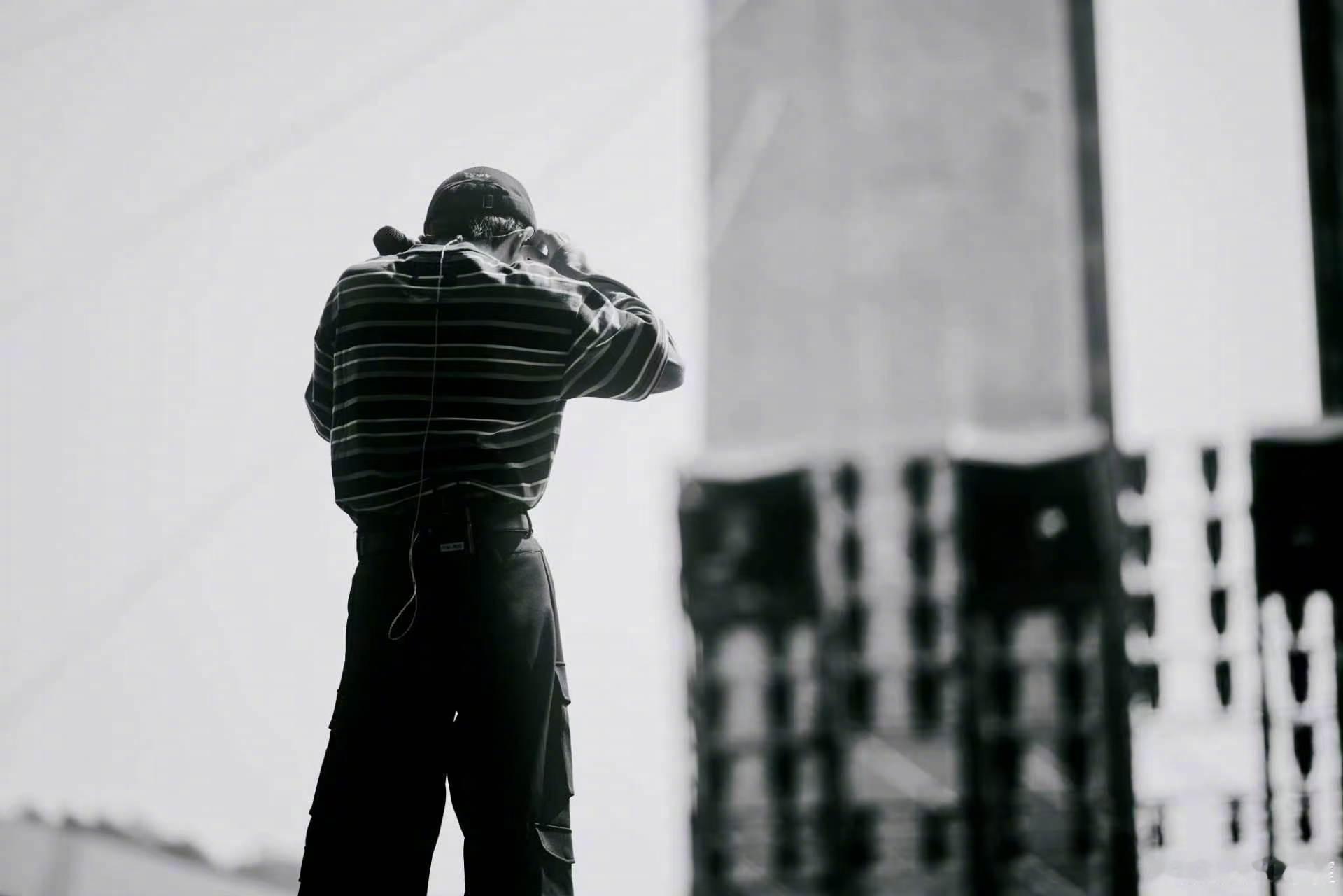 周深一天当三天用 拍出发图、彩排试音、后台准备、领奖、舞台炸场、媒体采访……一天