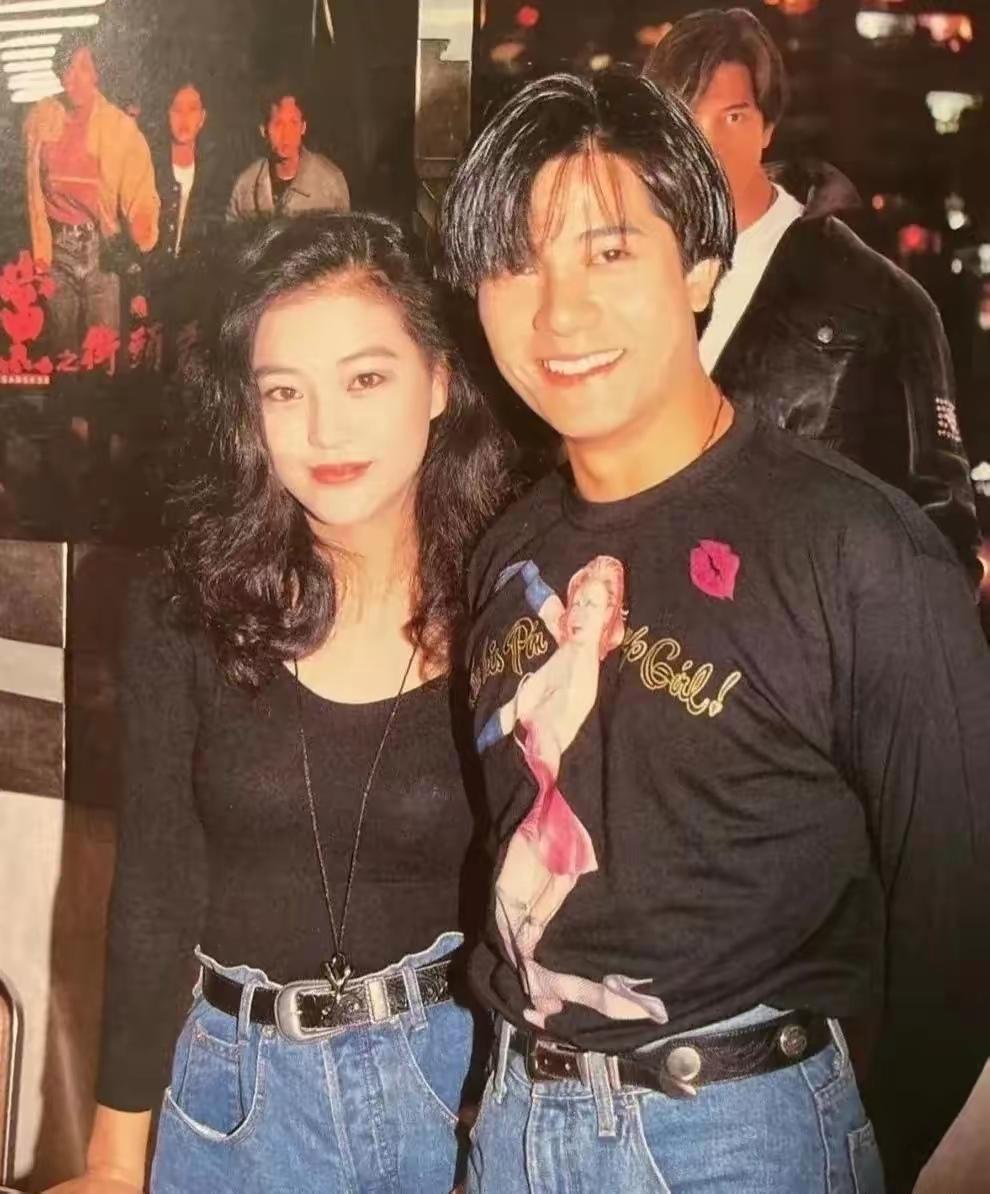 90年代复古风，回忆满满！📸👩‍❤️‍👨女士也是一位歌手，大家还记得她吗？