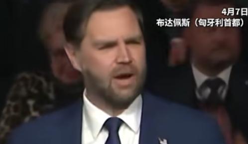 简直不敢信！美国副总统万斯，居然在异国的竞选集会上，当着上千人的面给特朗普打电话