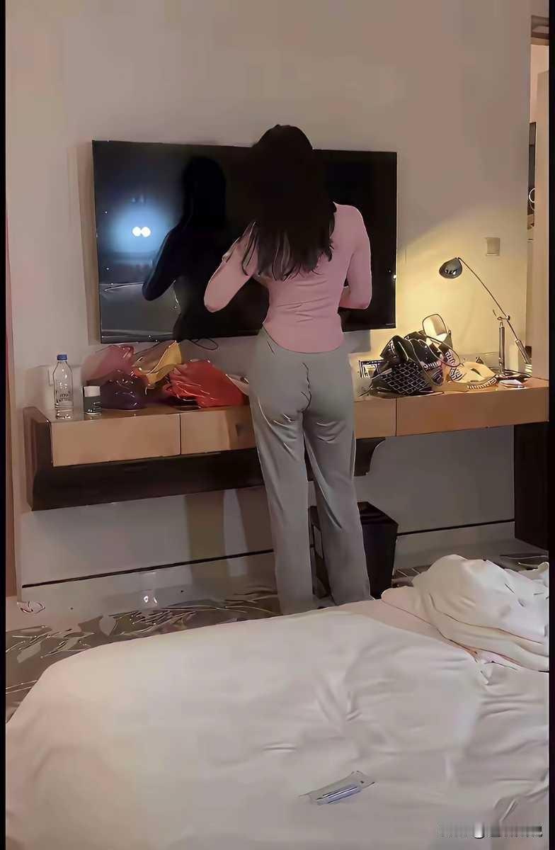 看着她就这么离开，还是该咬咬牙，勇敢的把她留下来？
这根本不是一个选择题。
你咬