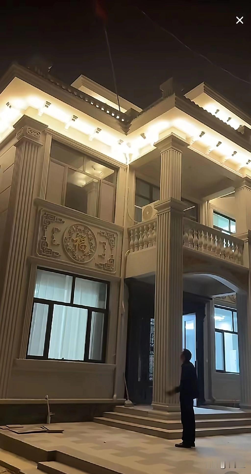 山东的拉面哥以3元一碗面条十几年不涨价而闻名，现在己经今非昔比了，盖起了大别墅，