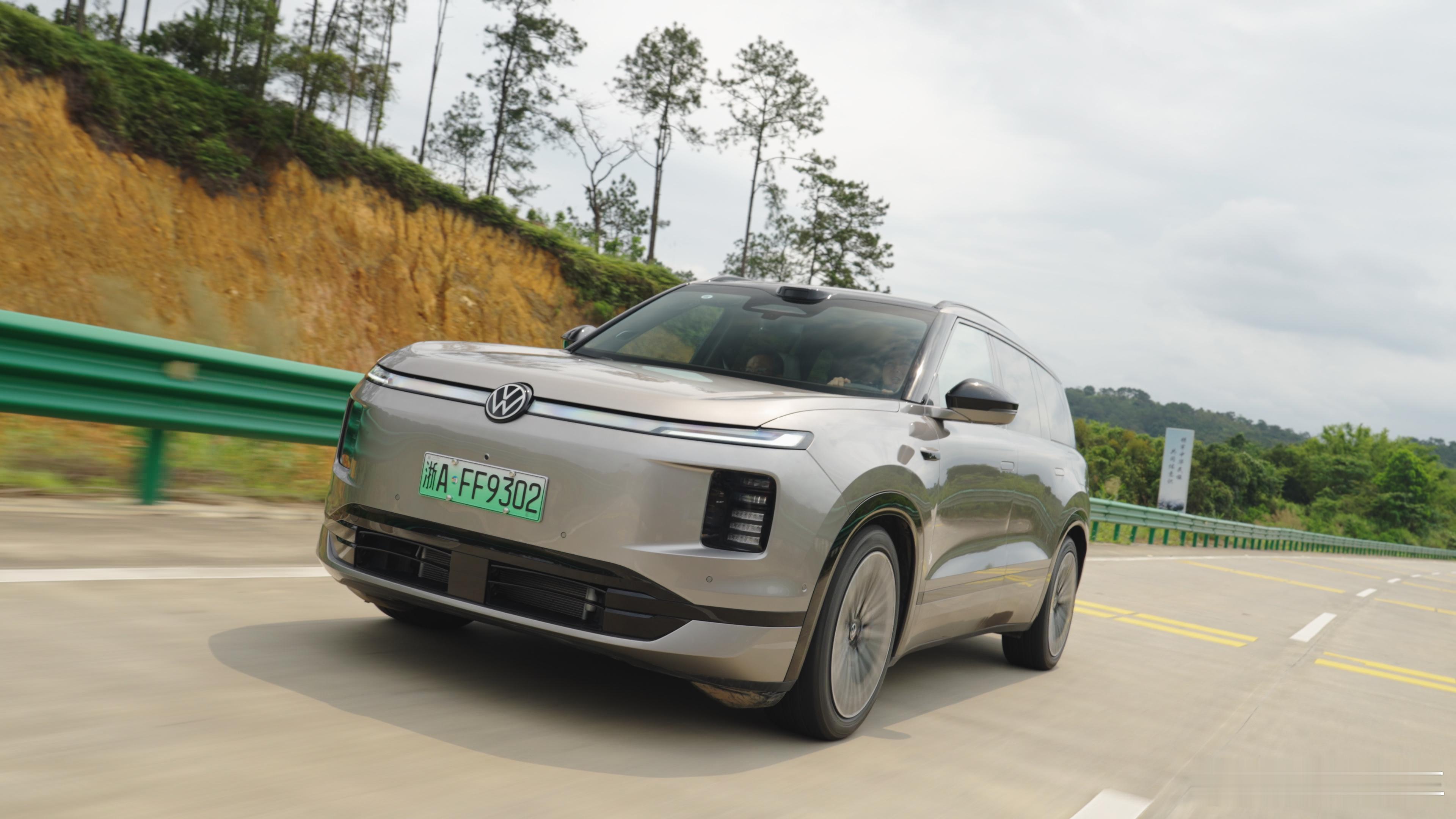 G219走到广西，节奏一下子变了。前面在新疆、西藏、云南，我们更多是在看一台车能