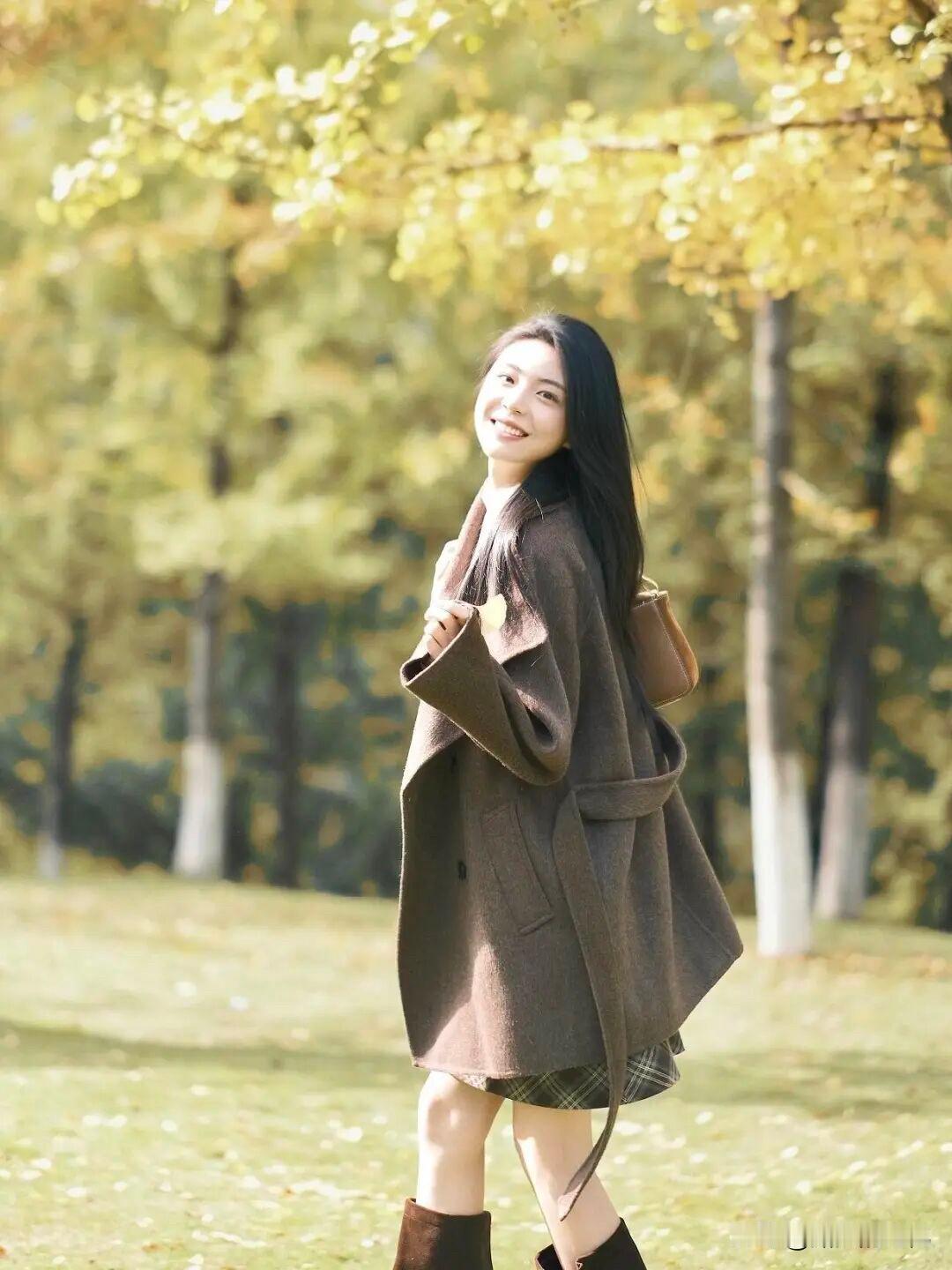 秋日银杏打卡，这样站这样凹，镜头里自带电影感！[比心][比心][比心][比心]