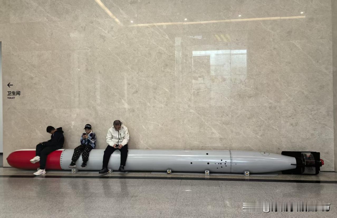 [呲牙] 鱼雷这么大啊！看照片应该是鱼-1鱼雷。新中国第一款蒸汽瓦斯鱼雷就是鱼-