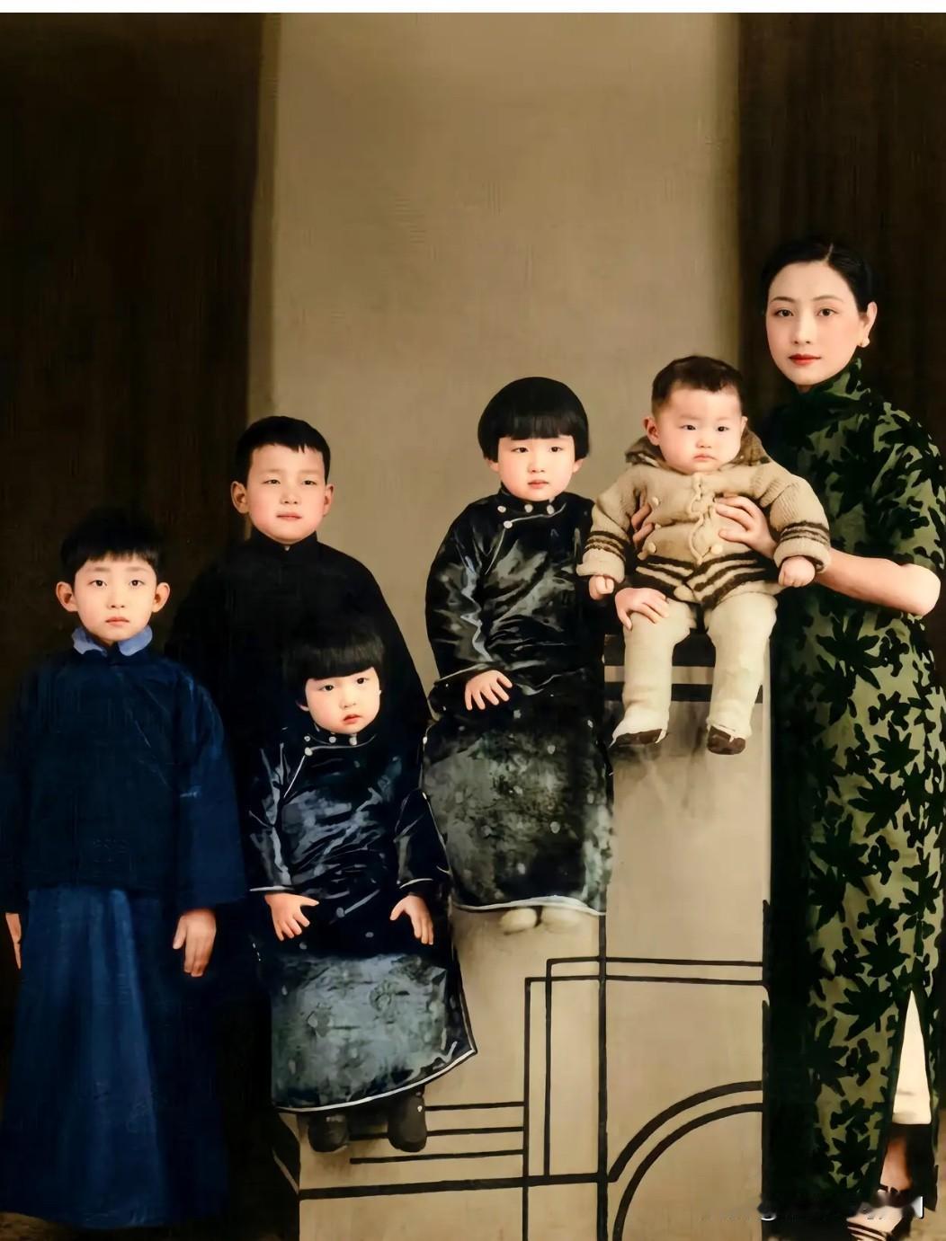上世纪30年代，梅兰芳夫人福芝芳在北平与五位子女的一张十分珍贵的合影。福芝芳身穿