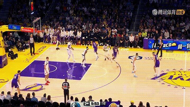 独行侠神射手汤普森真是大发雷霆！
 

他在第二节硬要去单防里弗斯，结果被裁判吹