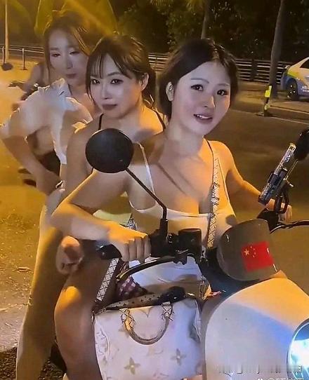 这要是让交警蜀黍碰到，至少要罚款50了吧？哦，不对，超载罚50，不带头盔罚30，