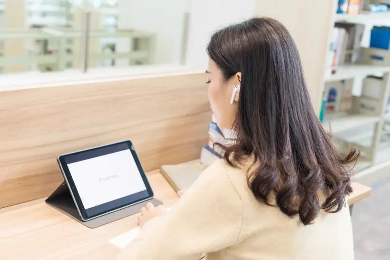 学习网站多了去了，我给大家分享几个。
慕课网就很棒，上面有大量IT相关课程，像前