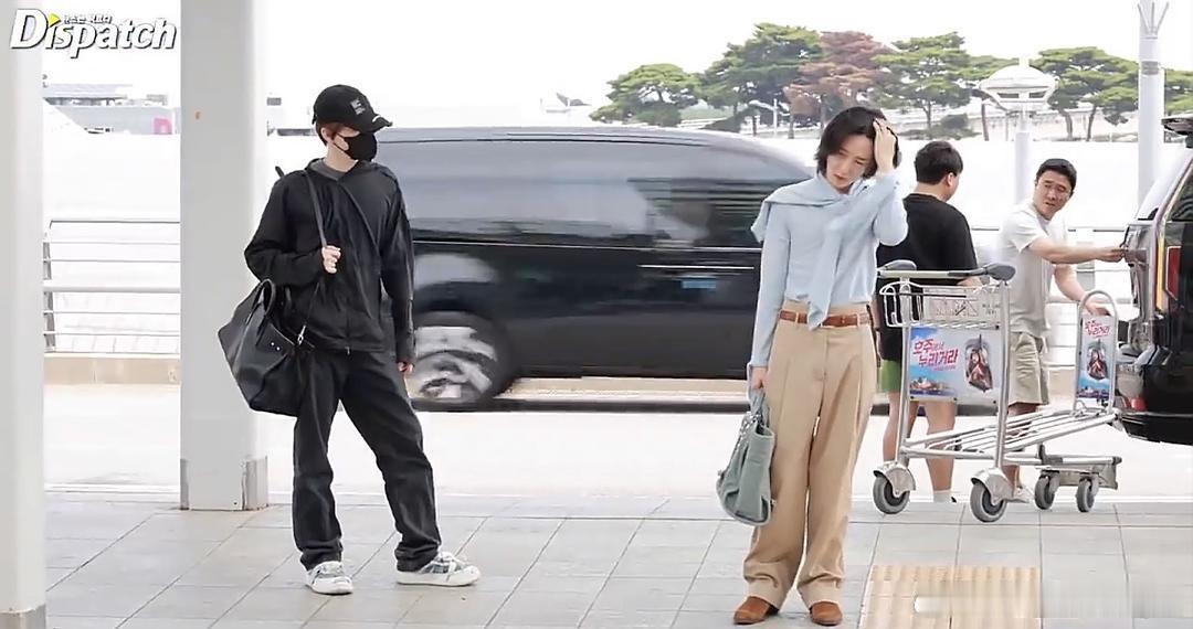 我上班路上遇到同事不想打招呼就这样： 