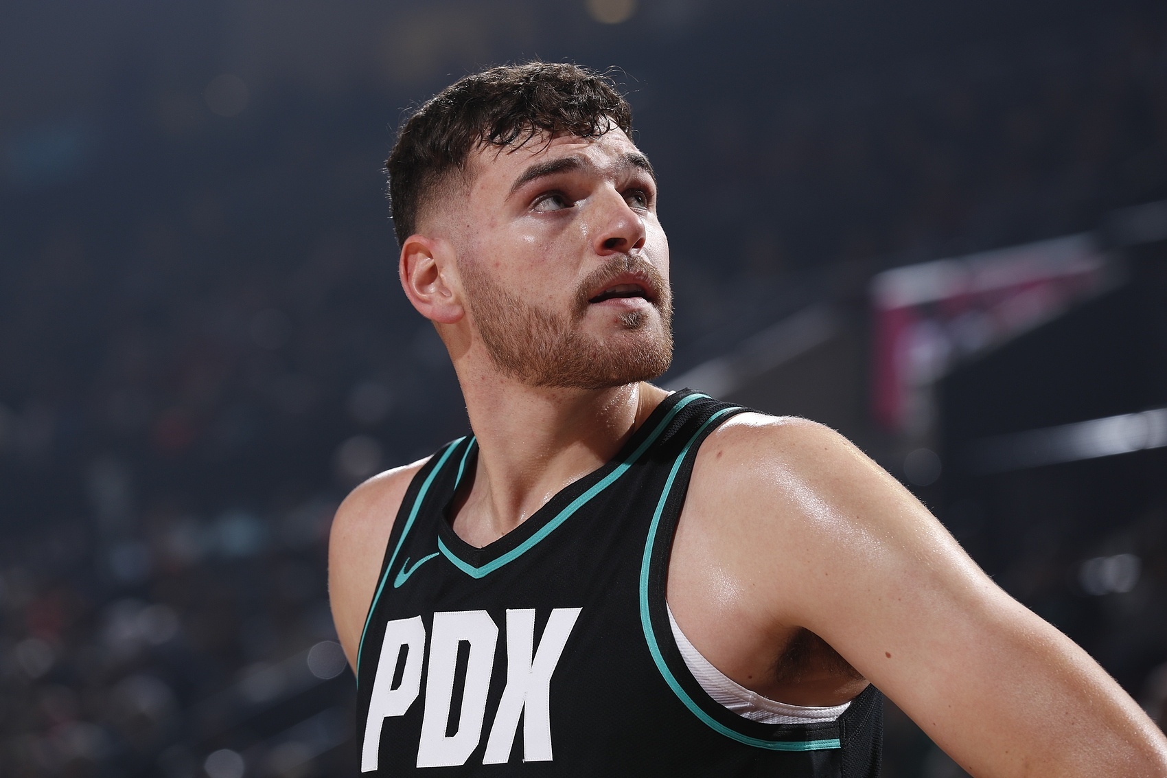 开拓者客场挑战雄鹿上半场65-53领先。上半场杨瀚森没有上场，克林根出战13分钟