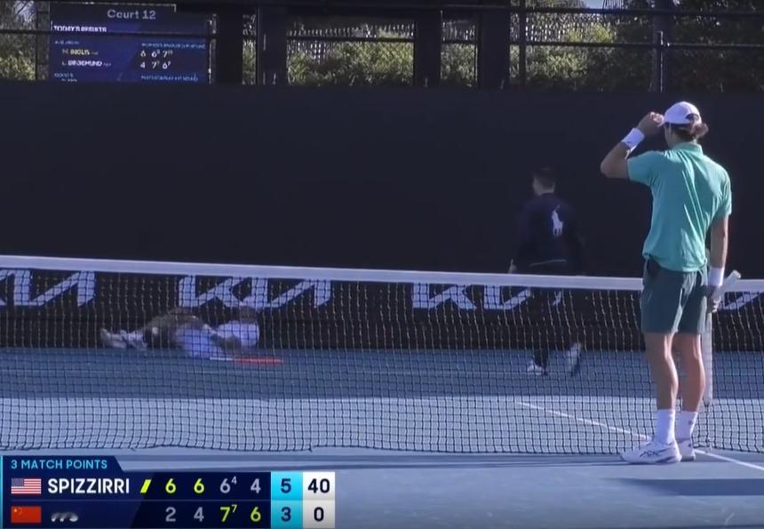 吴易昺2比3斯皮泽里阿昺燃尽了，决胜盘2-2时破发出机会那局实在是没顶住，消耗了