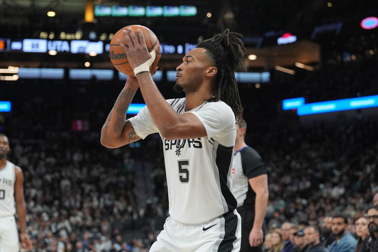 季后赛G2，马刺103-106不敌开拓者。
马刺后卫卡斯尔20投7中，三分6中2