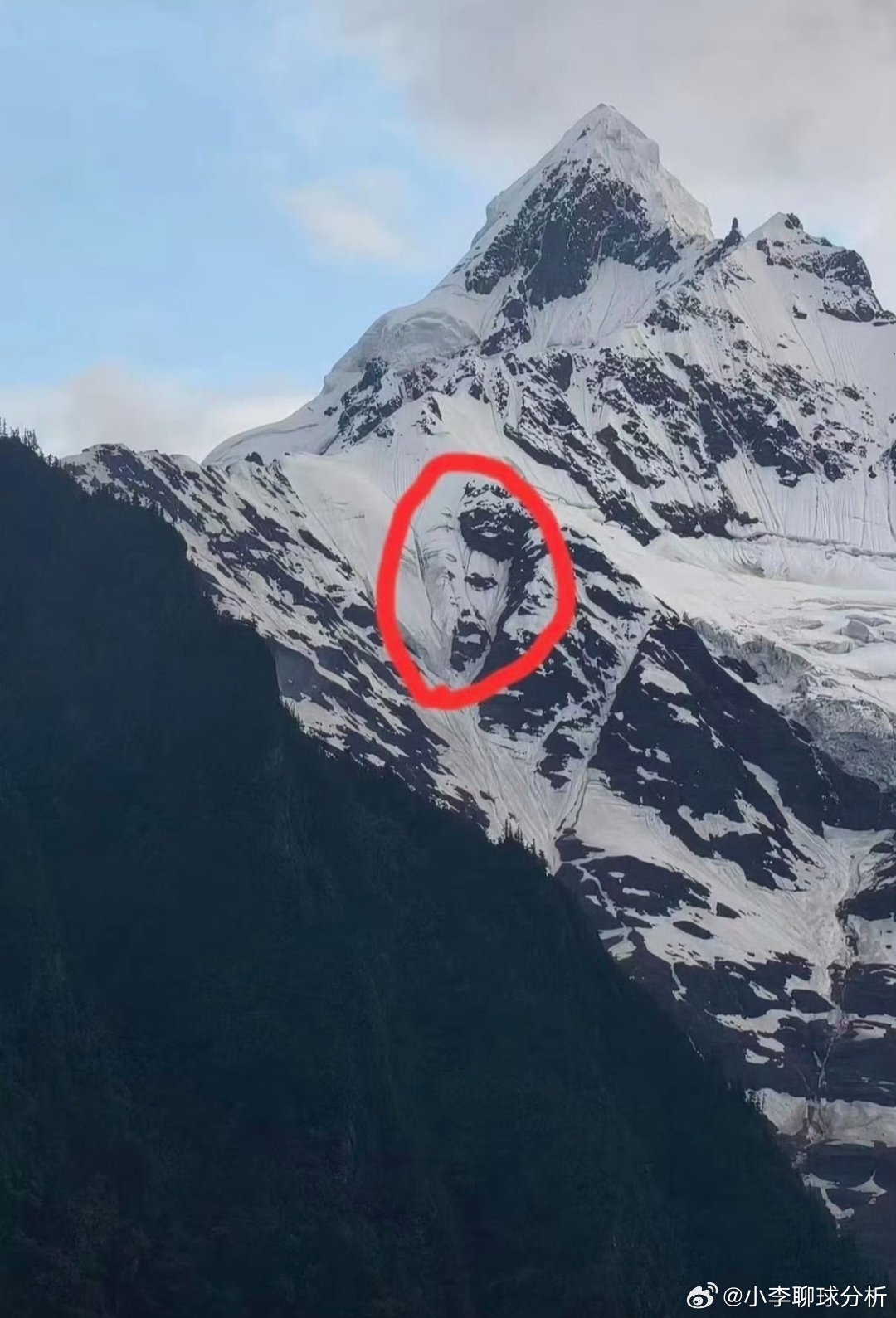 梅里雪山山体天然纹路撞脸传奇门将沃齐尼亚！冰雪岩层勾勒侧脸轮廓，球迷看完直呼大自