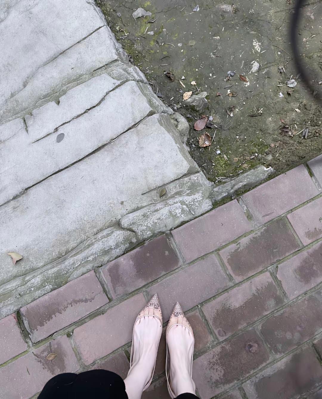 我想知道穿这鞋有啥好处，不难受吗？