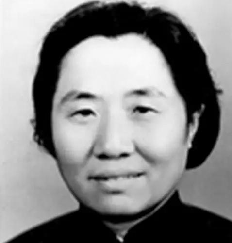 1950年，周总理在一场宴会中看到徐向前的夫人黄杰，他专程走过去对她说：“20年