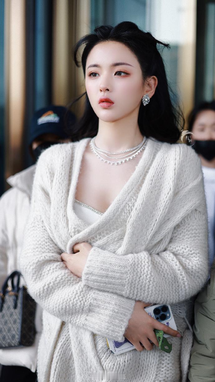 陈都灵白色吊带裙太仙女了吧 ​​​